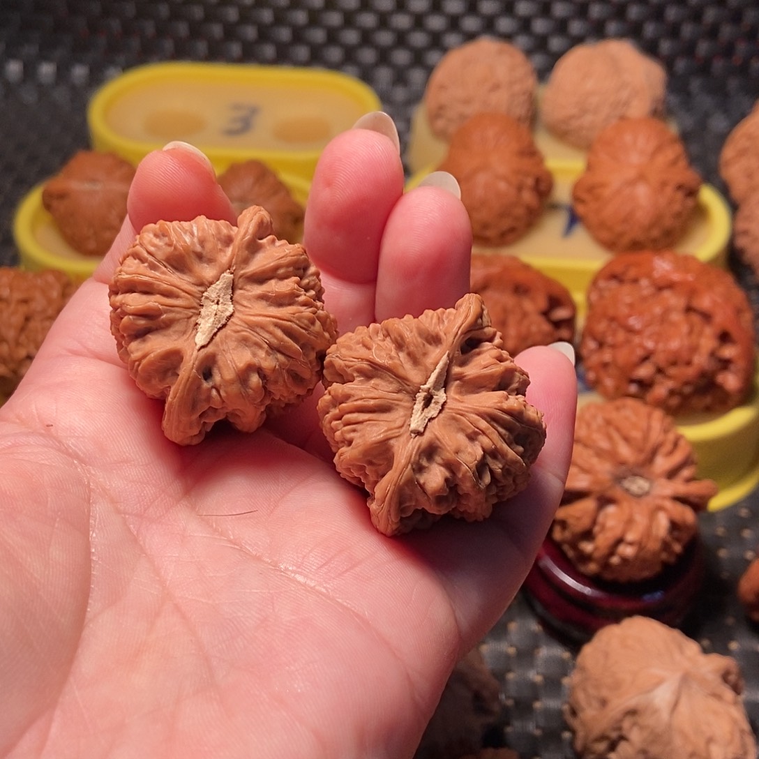 大***糖文玩核桃吊坠红宝石8