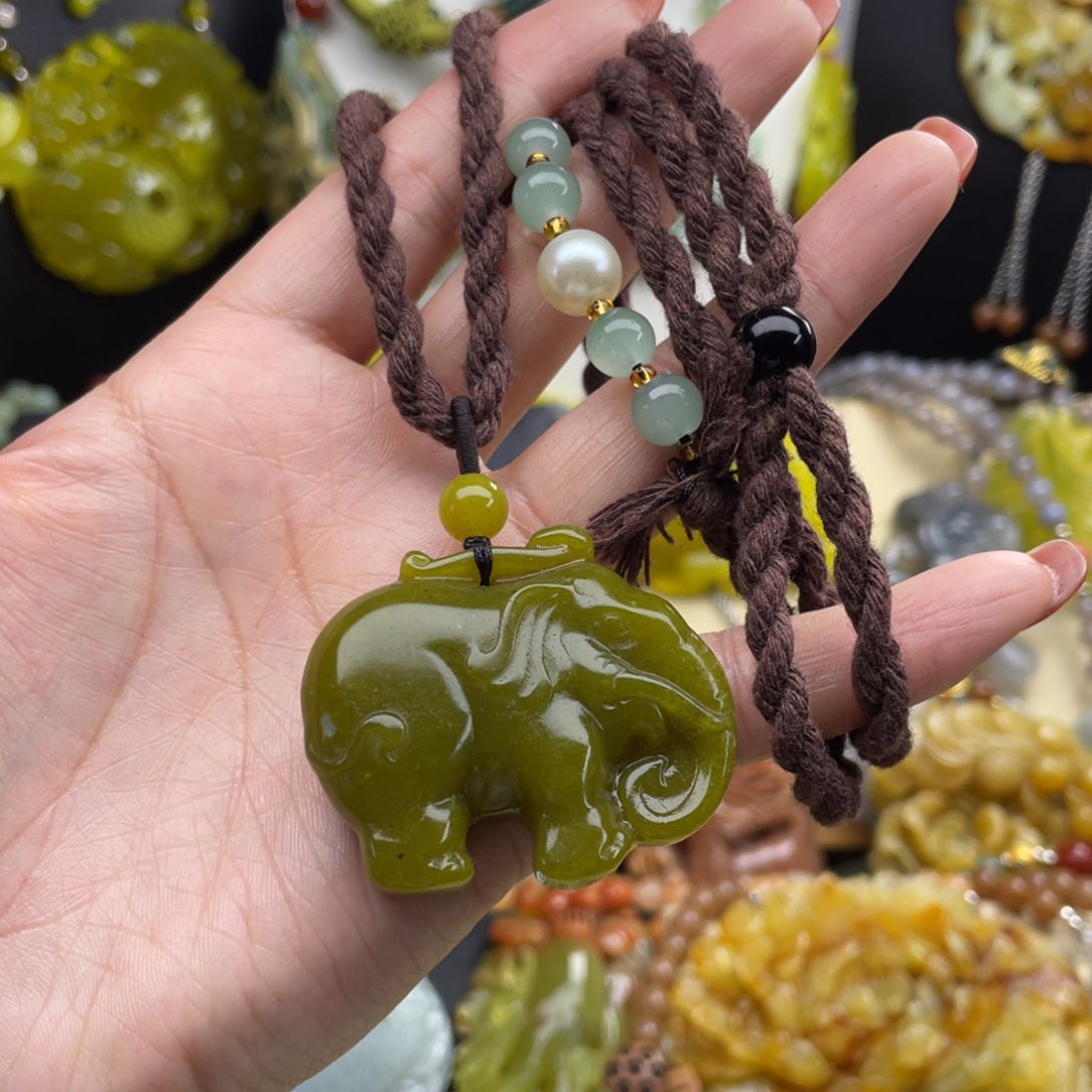 未镶嵌蛇纹石玉颈饰