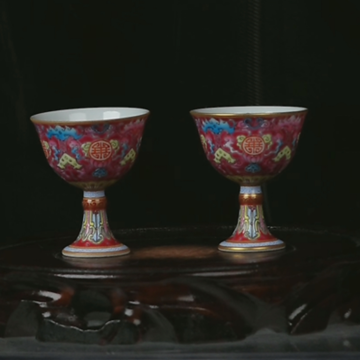 M胭脂红地粉彩福庆有余纹高足对杯