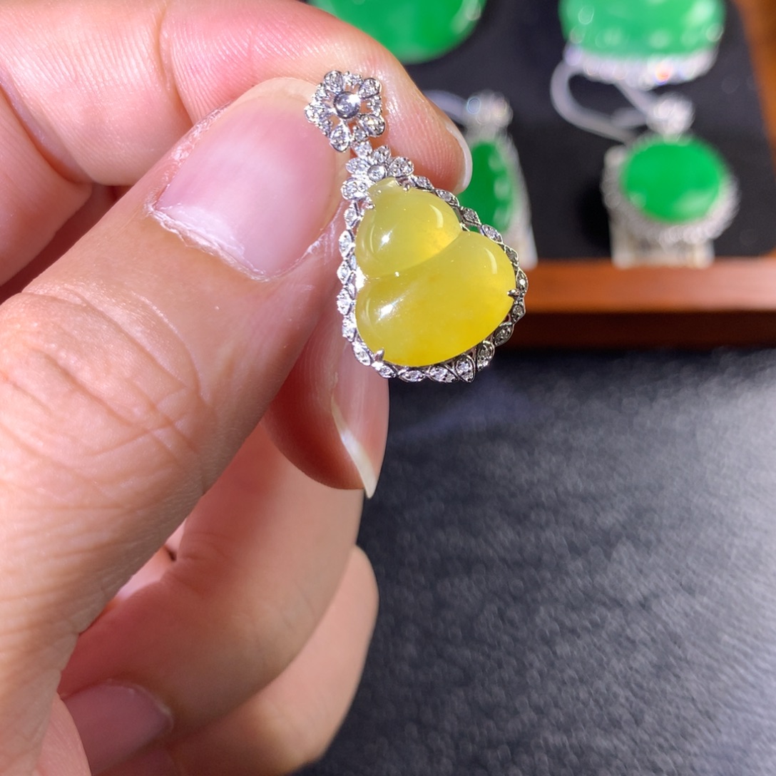 翡翠18K金镶嵌颈饰翡翠