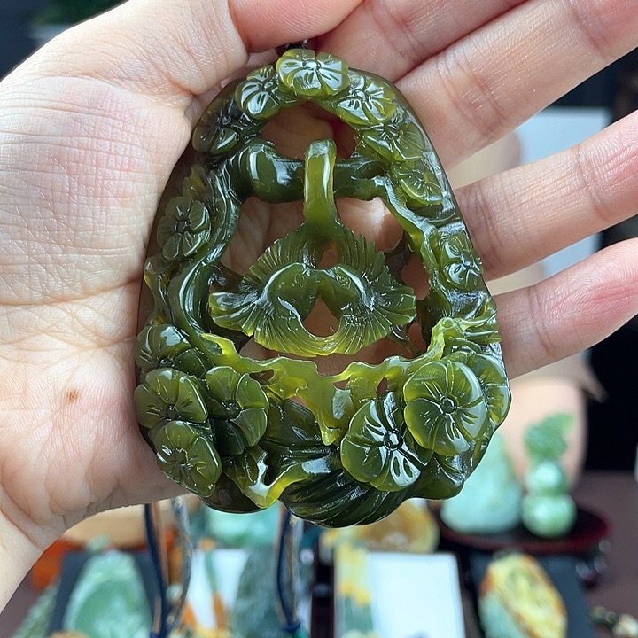 蛇纹石玉颈饰未镶嵌