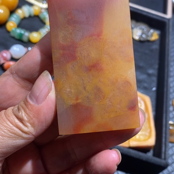 石英质玉（黄龙玉）未镶嵌颈饰