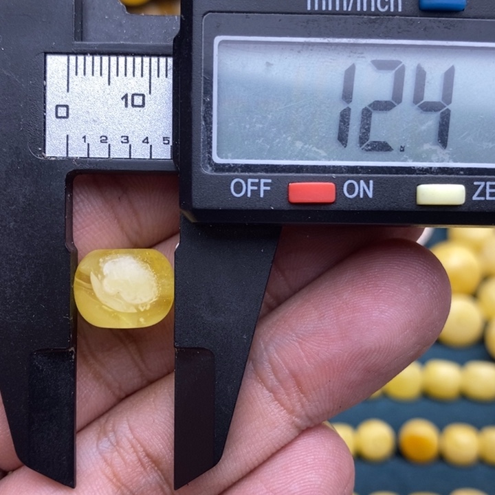 琥珀未镶嵌裸石30号12.4*9.7喇叭口微瑕