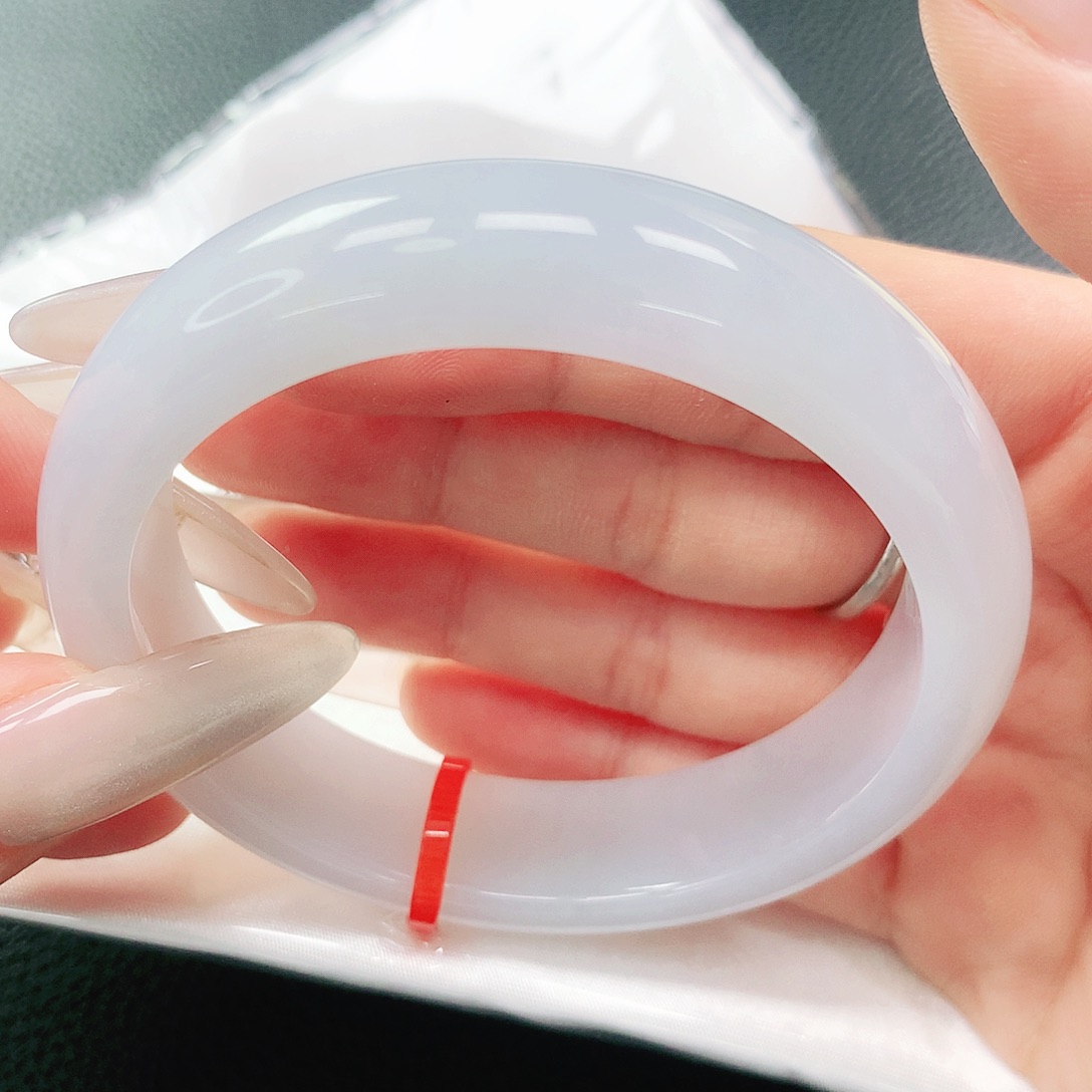 翡翠手镯未镶嵌55圈