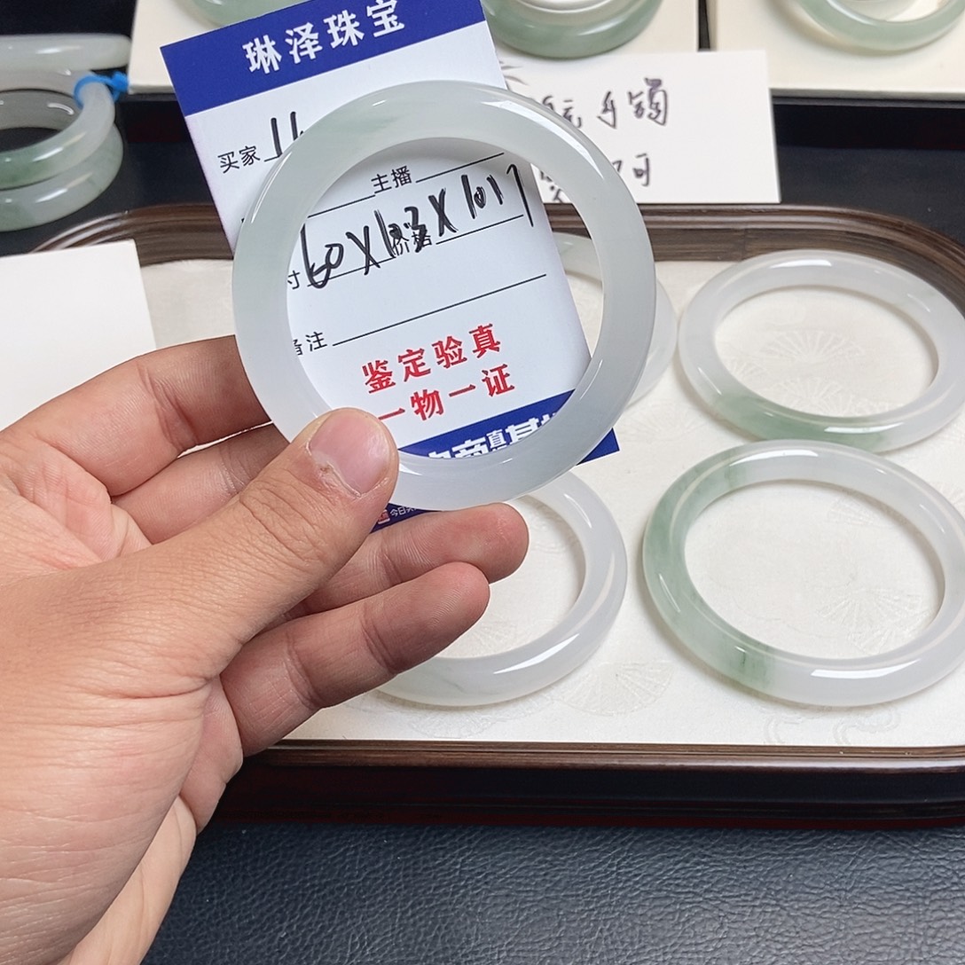籍***励石英质玉未镶嵌手镯4