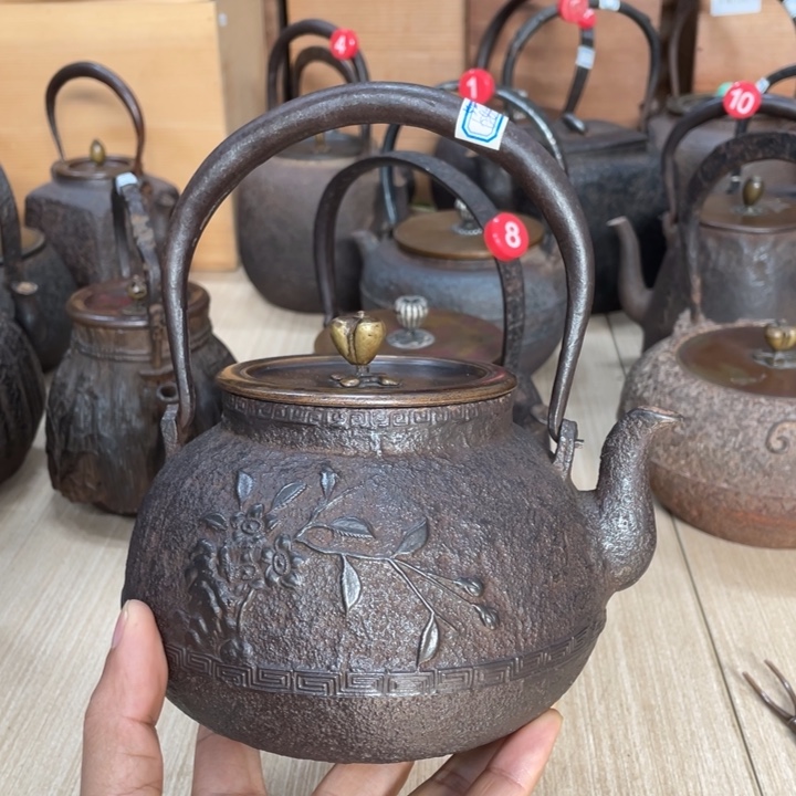 龙文堂百花齐放纹饰壶