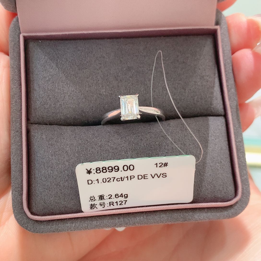 实验室培育钻石18K金镶嵌美**生12