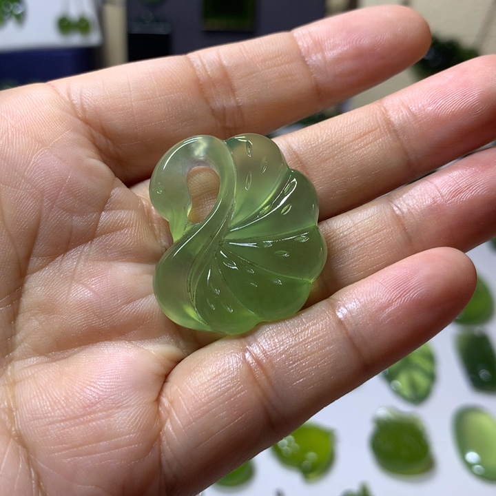 岫玉未镶嵌颈饰吊坠