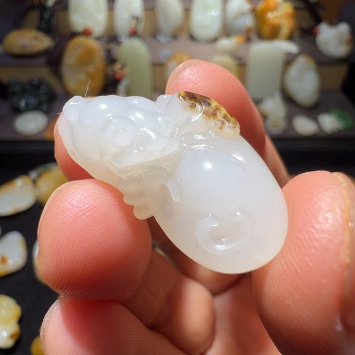 小***摊和田玉未镶嵌颈饰