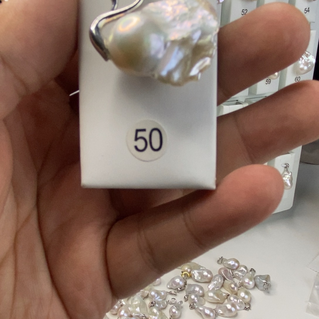 蛐****淡水珍珠吊坠(不含链)合金