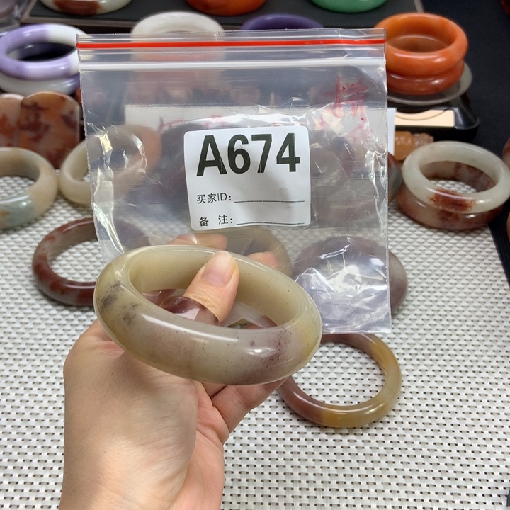 老***汪石英质玉未镶嵌手镯