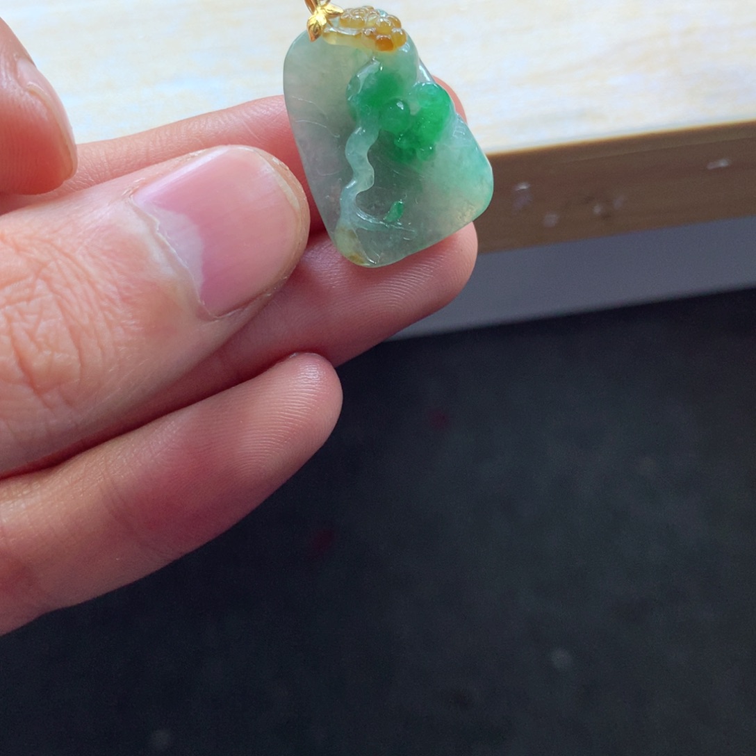 翡翠颈饰18K金镶嵌吊坠