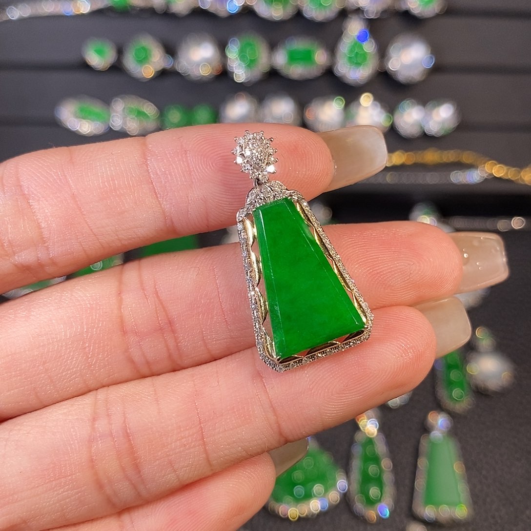 翡翠18K金镶嵌吊坠(不含链)特价无事牌