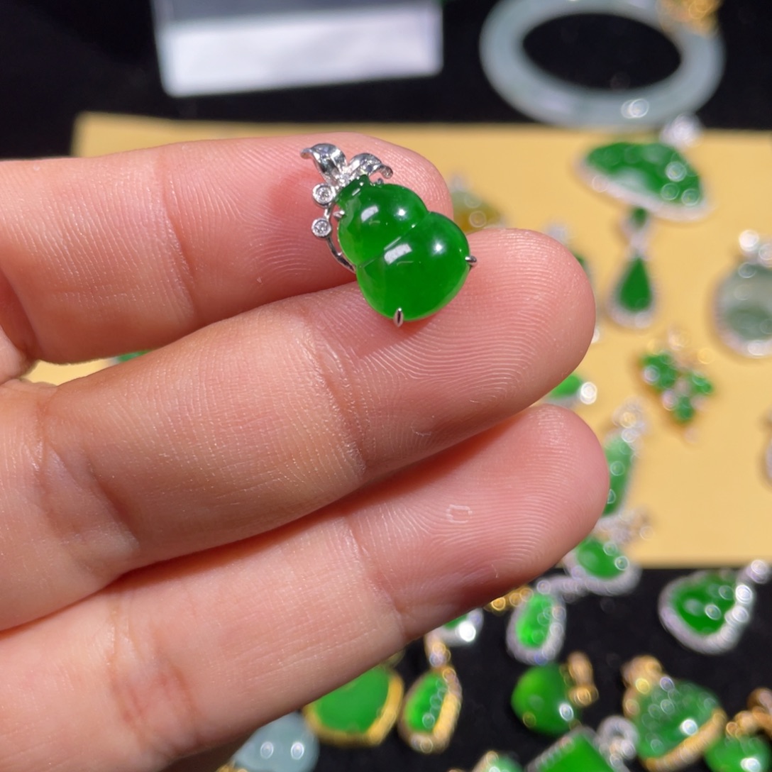 翡翠18K金镶嵌颈饰翡翠