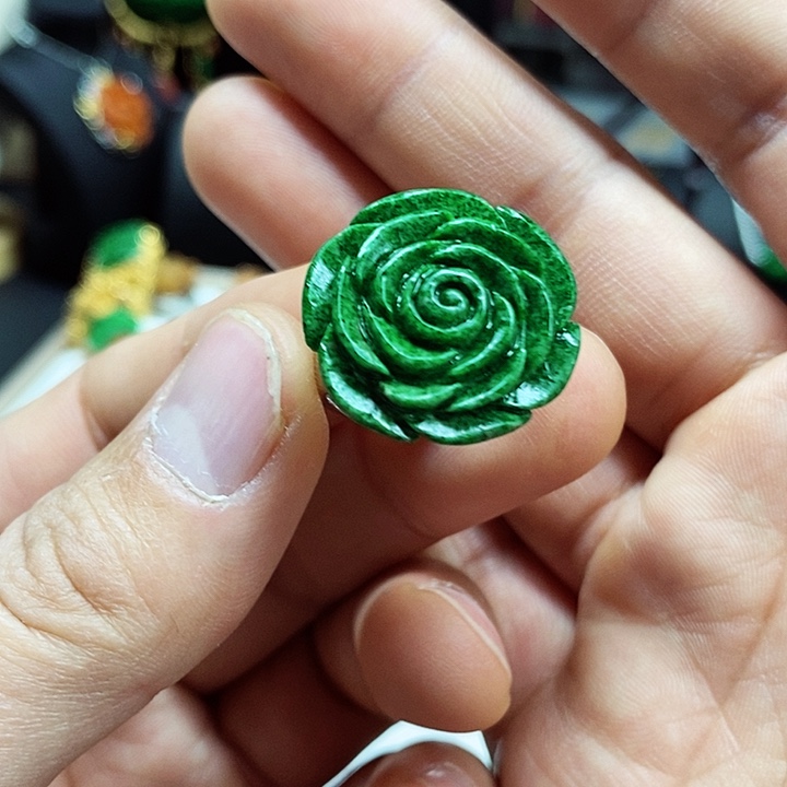 翡翠颈饰未镶嵌戒指