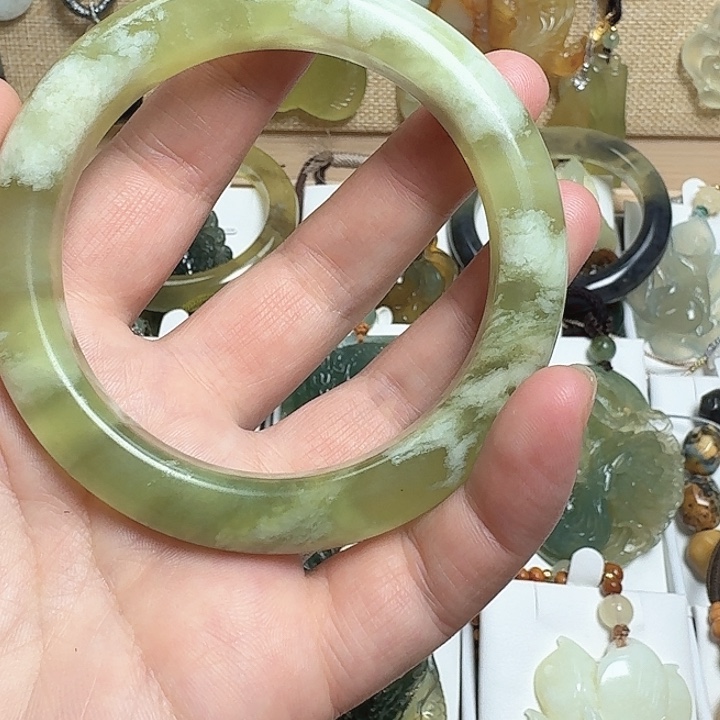 晓***叶蛇纹石玉未镶嵌颈饰