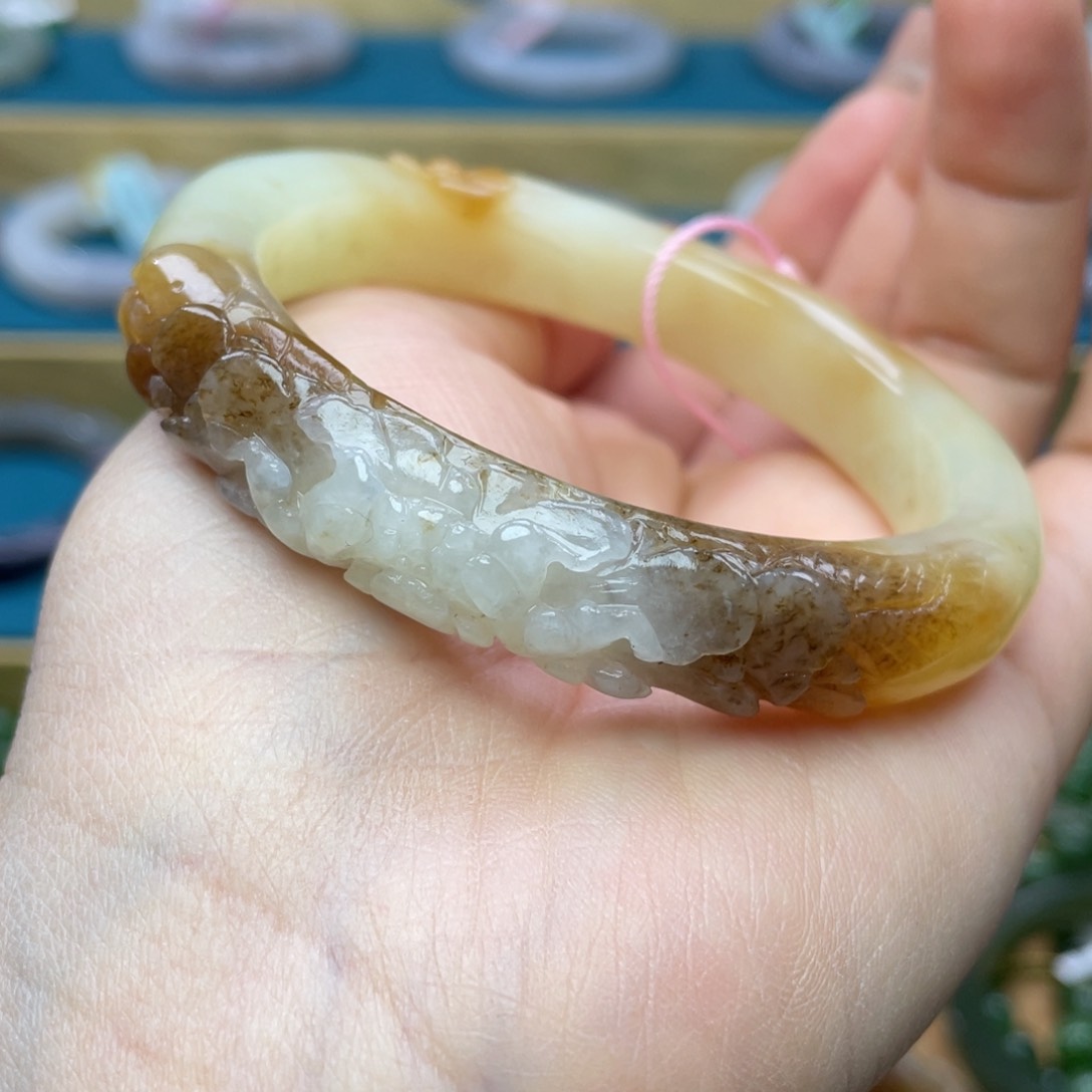 和田玉手镯57圈口。编号8未镶嵌