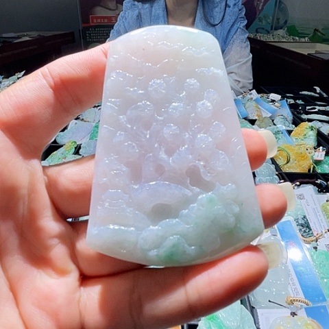 翡翠未镶嵌颈饰一个