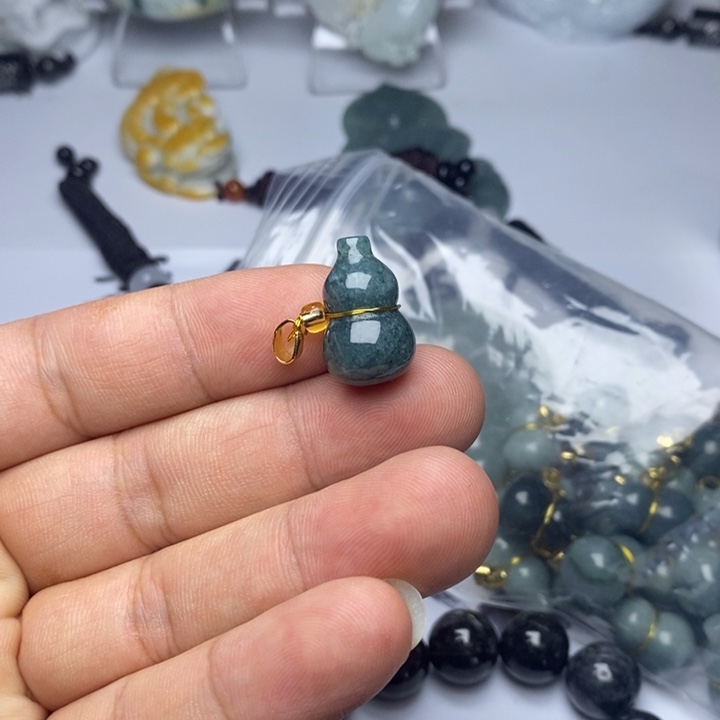 翡翠未镶嵌颈饰?**?翡翠