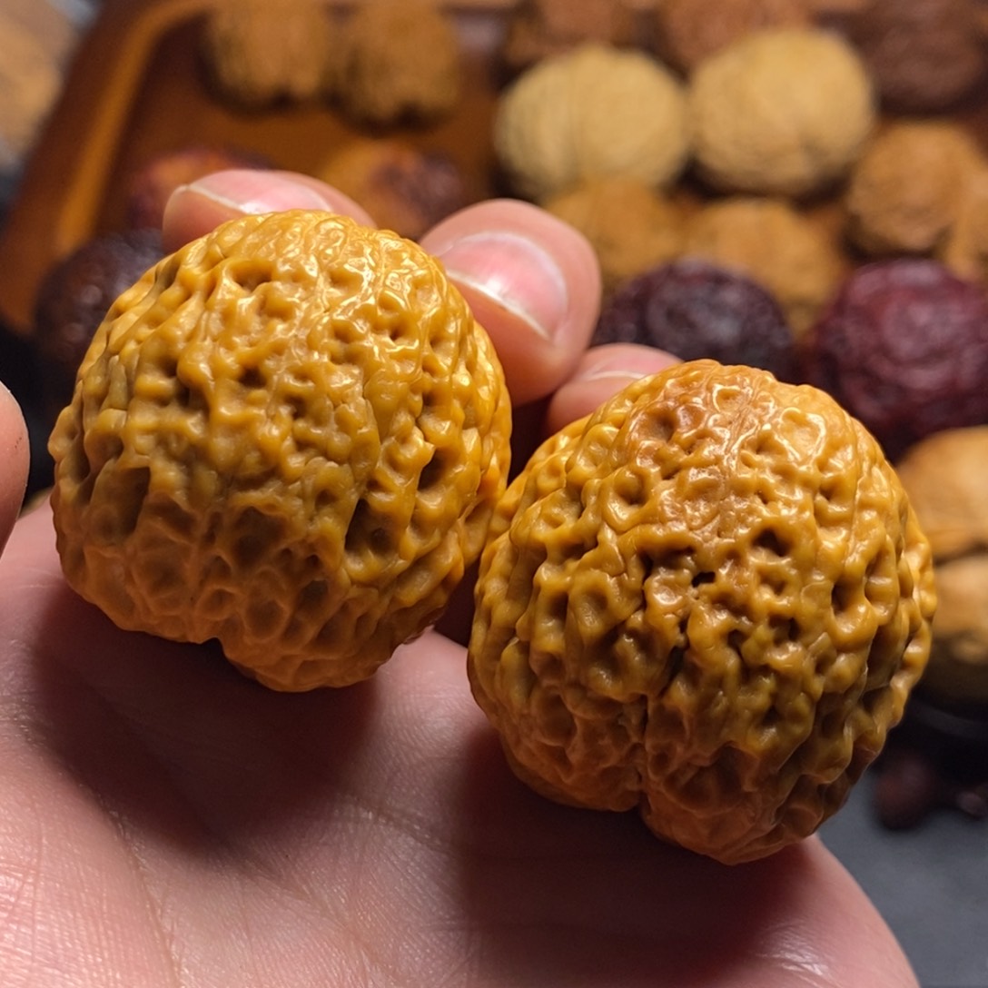 文玩核桃把件38尺绣球