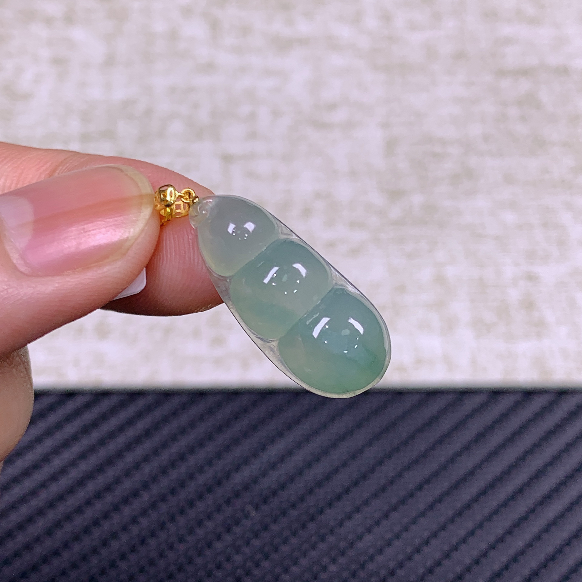 缅甸天然A货翡翠18k金镶嵌冰润飘绿豆子吊坠29.6x10.9x6.1