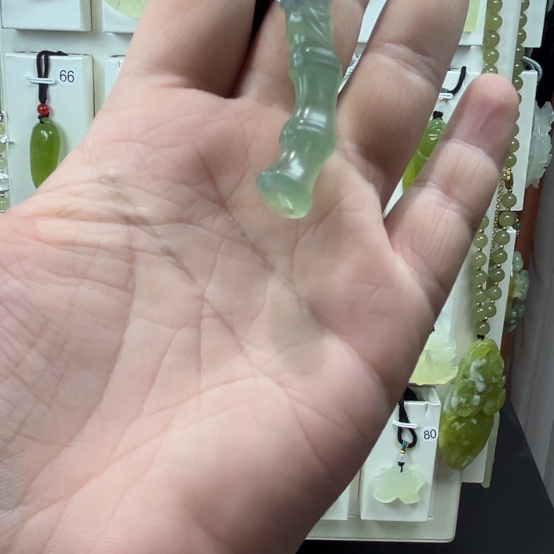 未***、蛇纹石玉未镶嵌颈饰