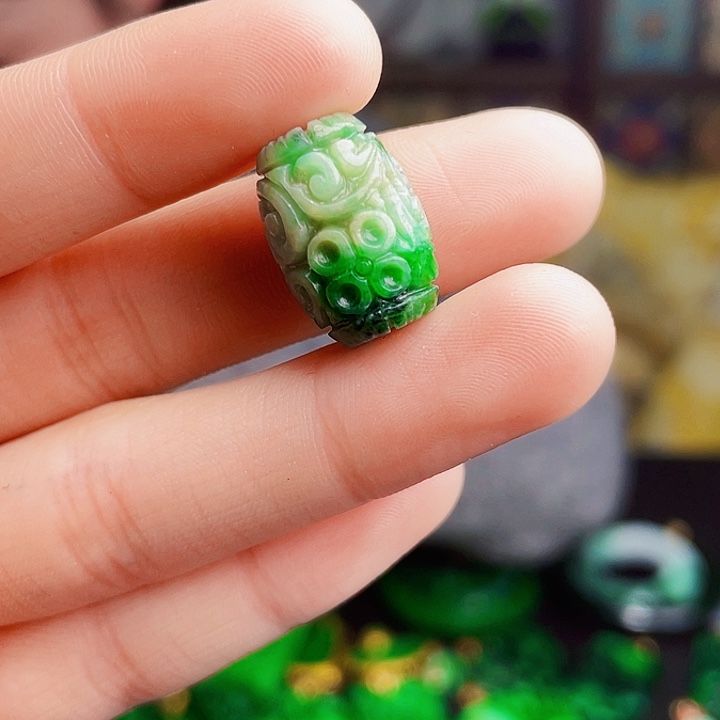 翡翠未镶嵌颈饰多样性