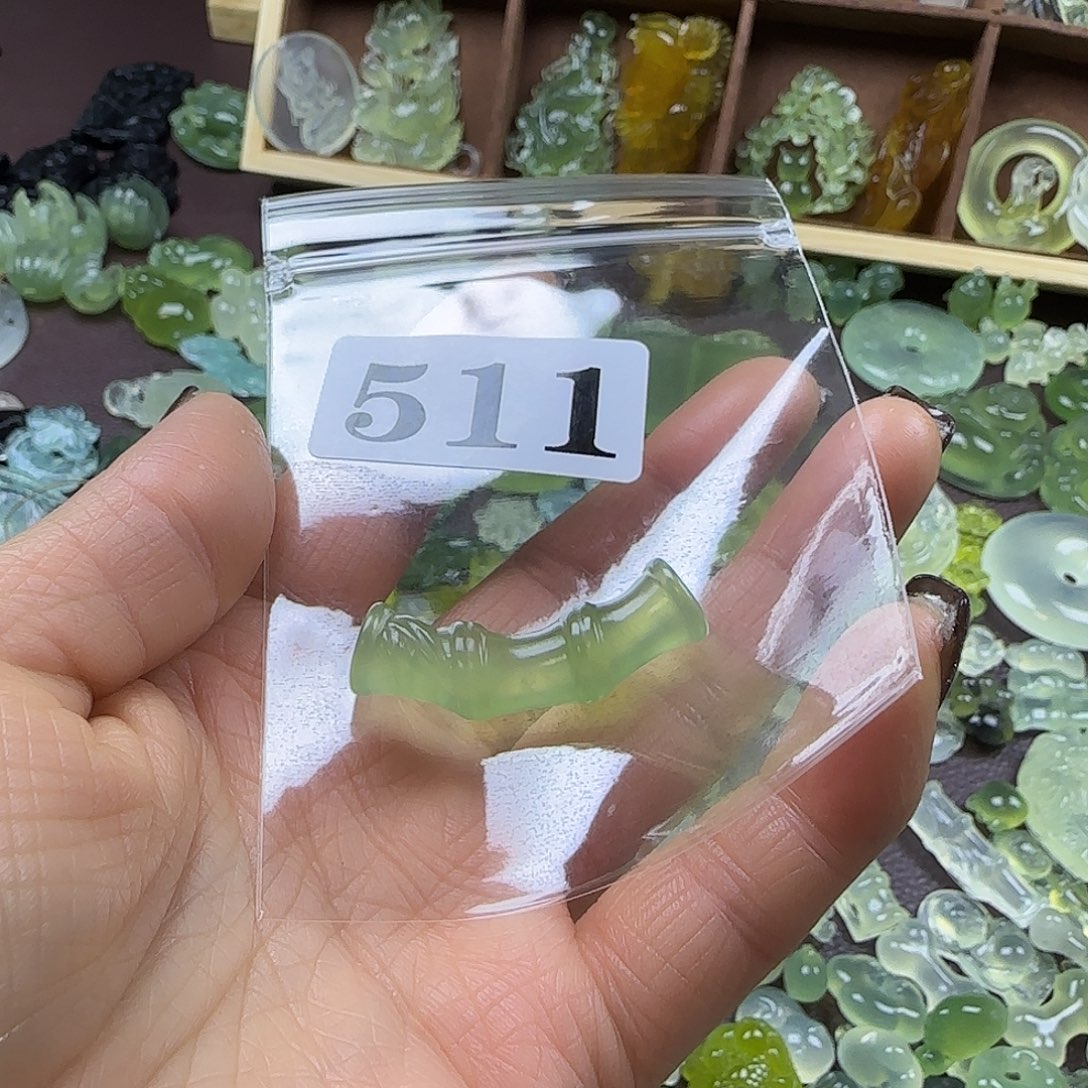 飞***女蛇纹石玉未镶嵌岫玉吊坠