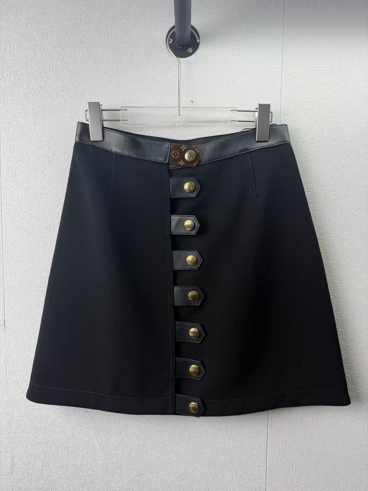 99新 LouisVuitton/路易威登 单排扣纯色半身裙38码