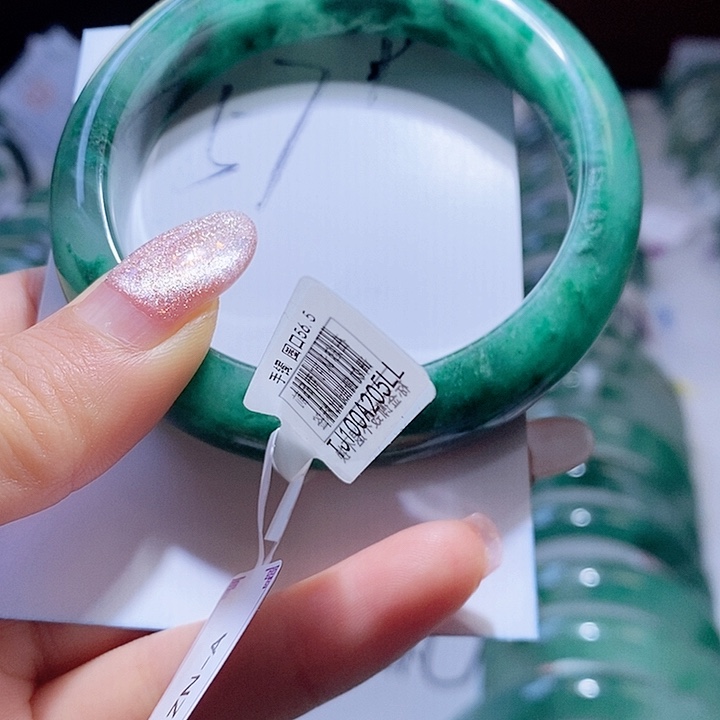 石英质玉手镯未镶嵌一个