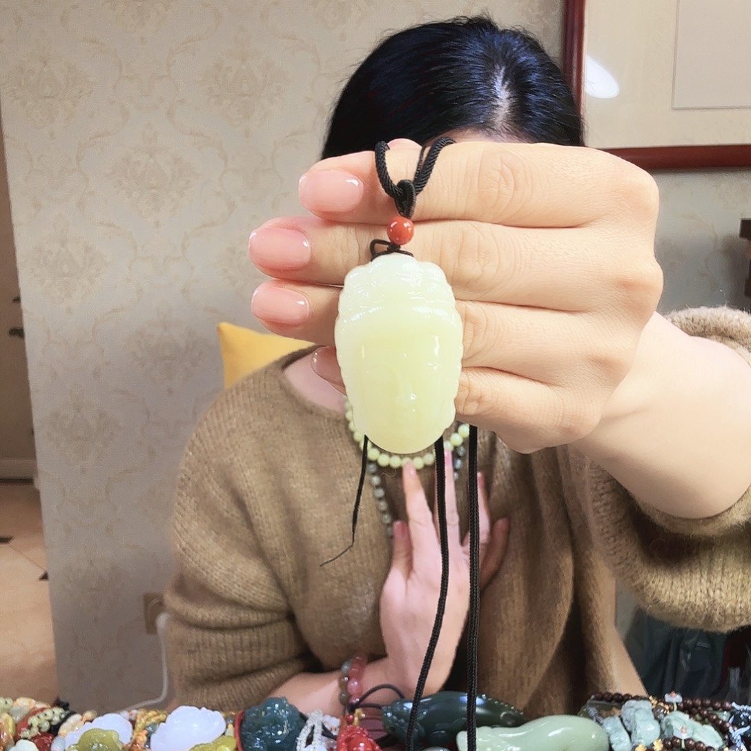 忆***襄蛇纹石玉未镶嵌颈饰