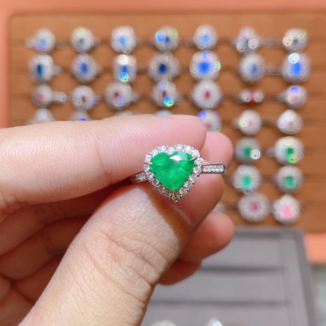 祖母绿戒指18K金镶嵌1.64ct 斯瓦特