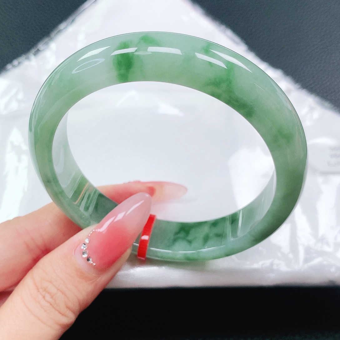 翡翠手镯未镶嵌56圈