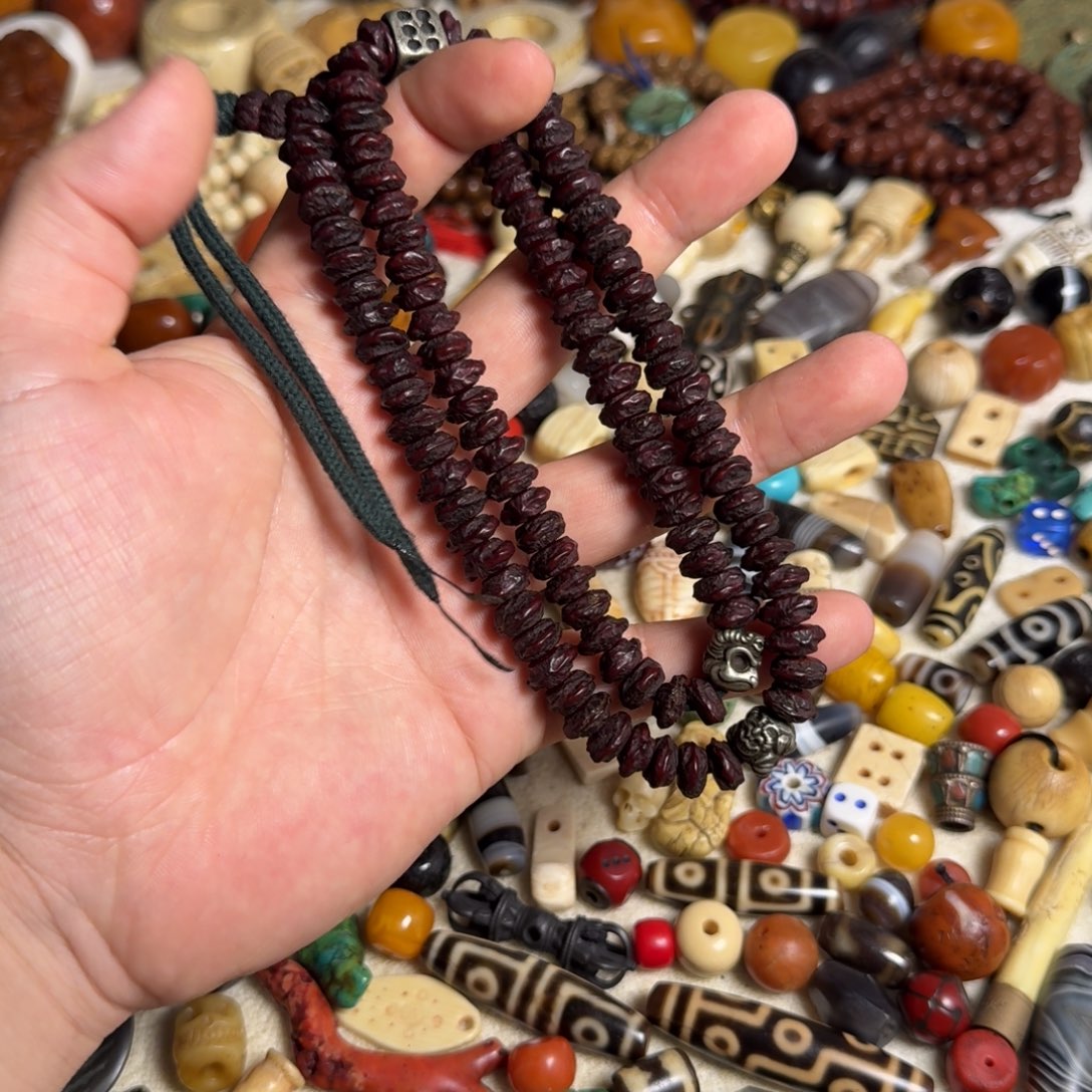 玻璃颈饰如图如图