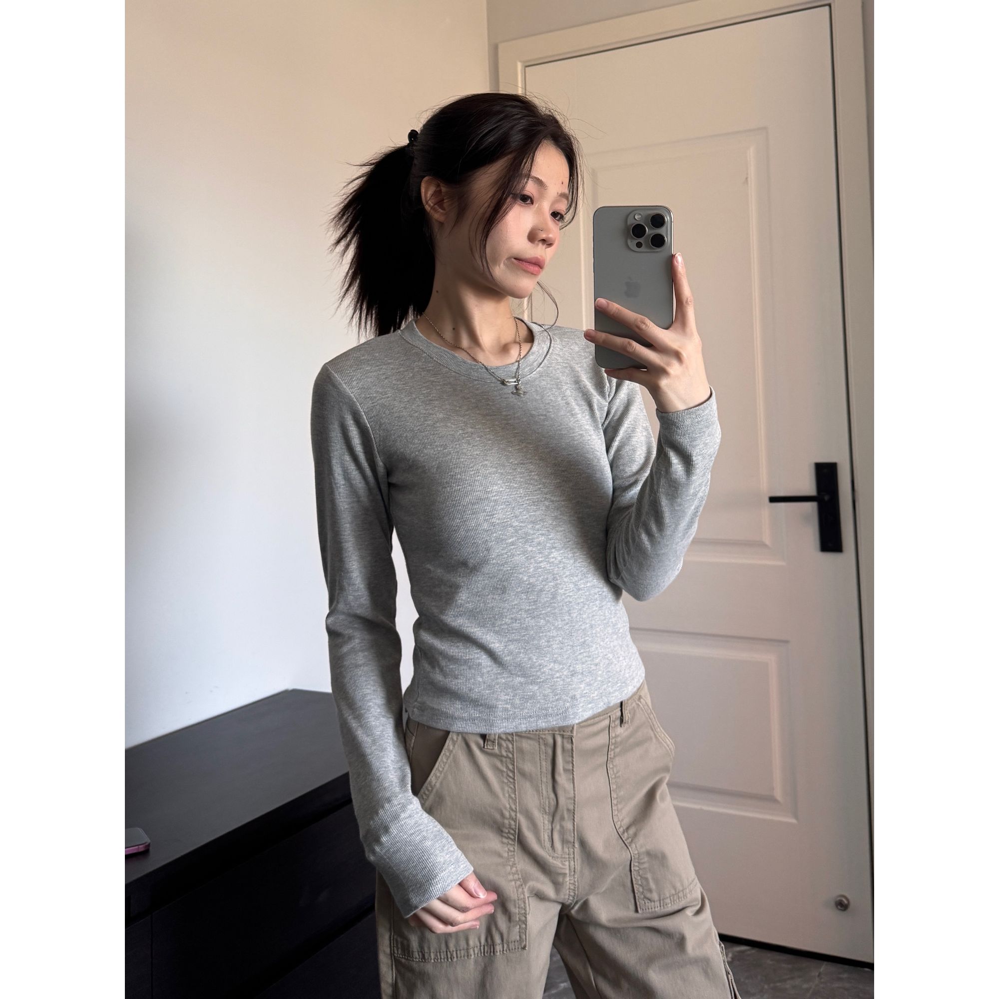 秋秋ootd 螺纹正肩圆领长袖T恤女秋修身弹力显瘦短款百搭打底上衣