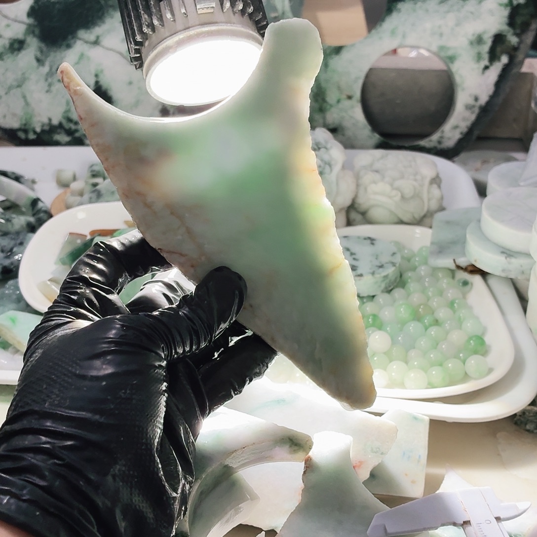 翡翠未镶嵌颈饰边角料