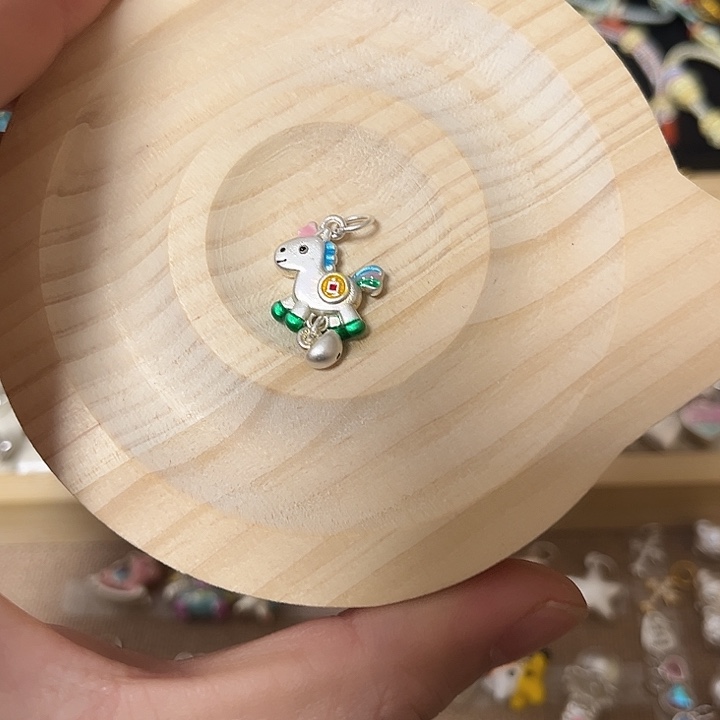 足银布艺足银小马吊坠