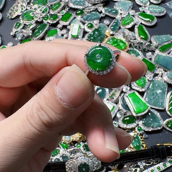 翡翠颈饰未镶嵌天然A货翡翠放漏