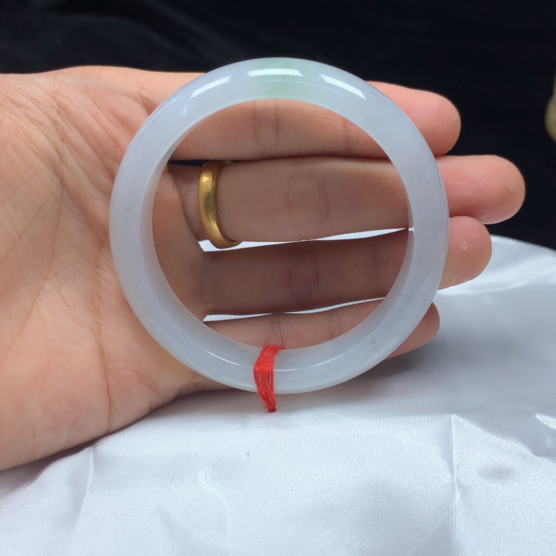 翡翠未镶嵌手镯（圆镯）53.2