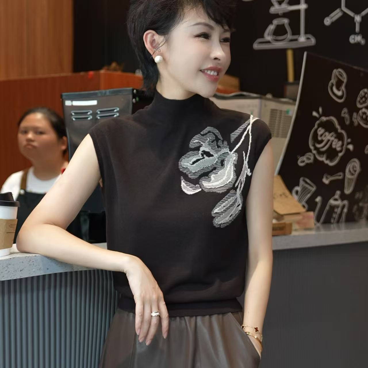 【摩登女郎】气质中领包袖“48支”刺绣针织衫包袖背心上衣MG8223