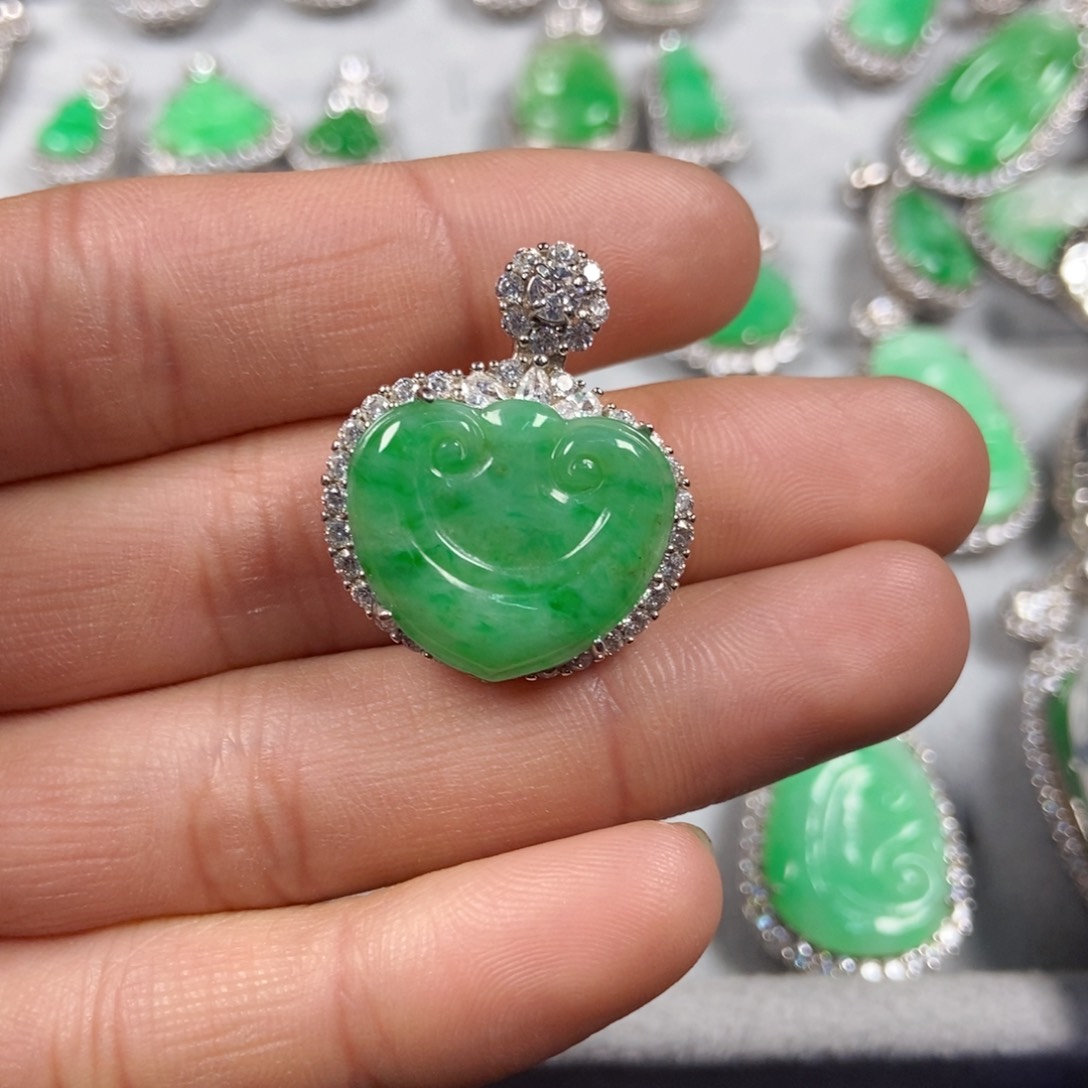 翡翠未镶嵌颈饰如意头