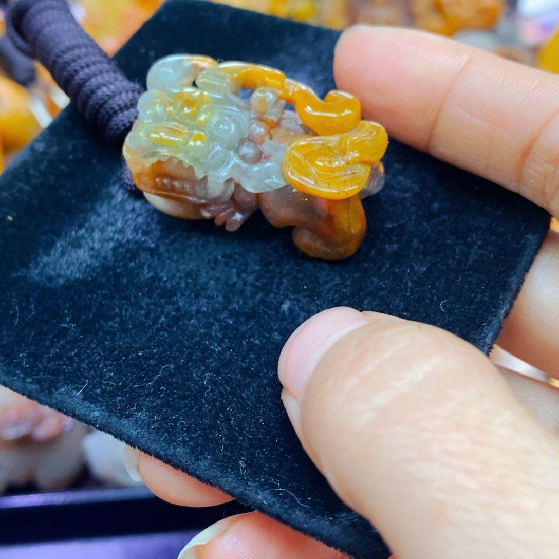 未镶嵌石英质玉（黄龙玉）颈饰