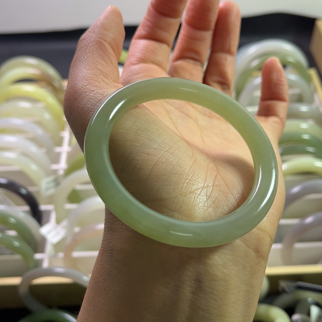 和田玉手镯53.5圈未镶嵌