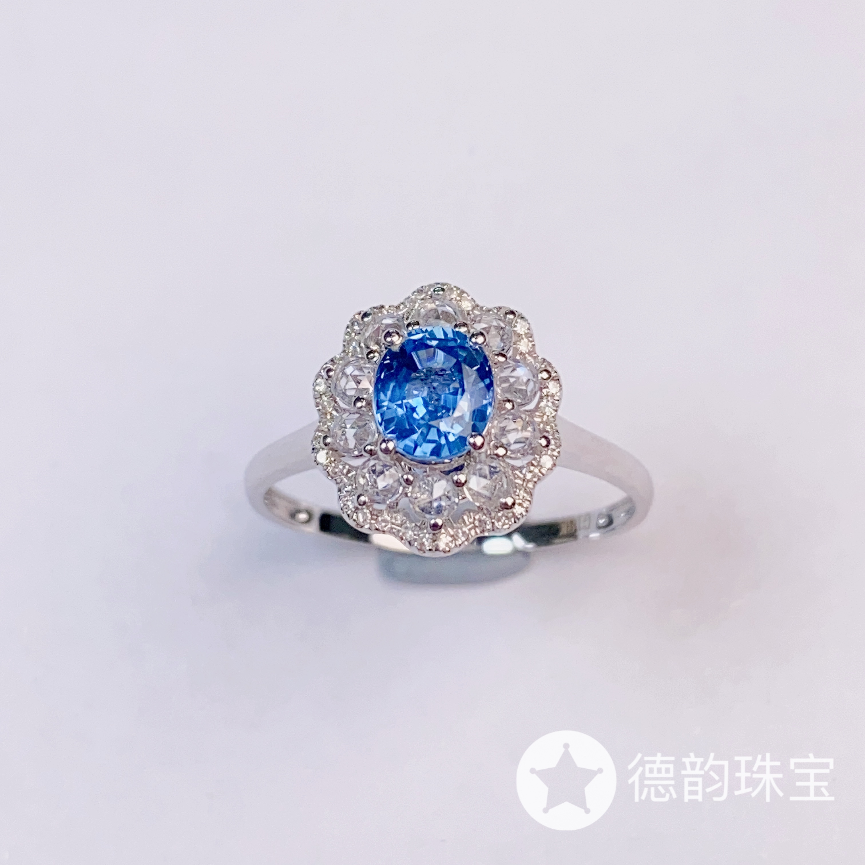 18K金镶嵌蓝宝石戒指
