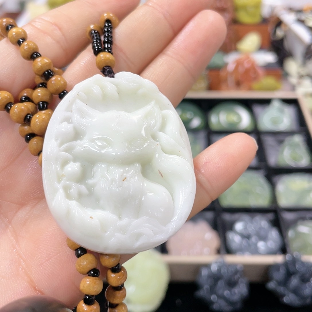 蛇纹石玉颈饰未镶嵌