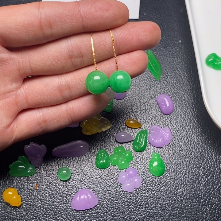 是****翡翠未镶嵌颈饰挂件