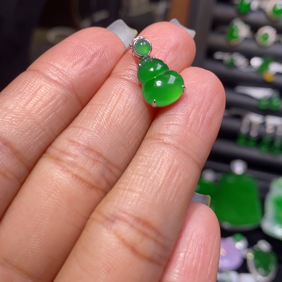 翡翠颈饰18K金镶嵌葫芦吊坠