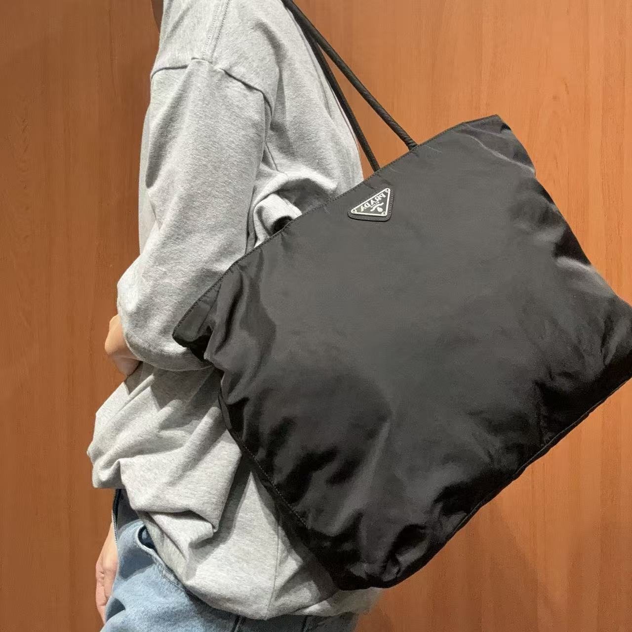 95新 Prada/普拉达 【蕾】2FK510 黑色降落伞托特包