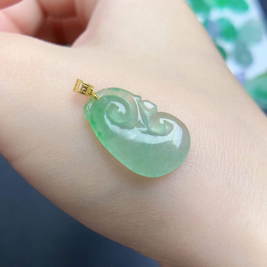 翡翠18K金镶嵌颈饰888888888888