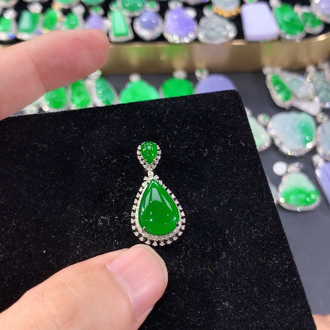 翡翠18K金镶嵌颈饰